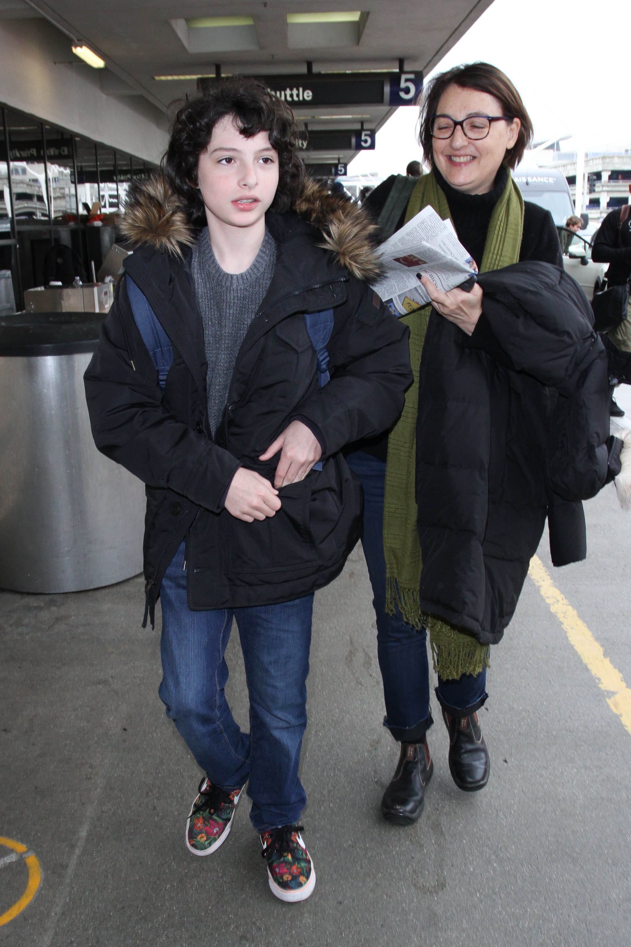 Finn Wolfhard with his mother at LAX Airport on January 9, 2017, in Los Angeles, California. | Source: Getty Images