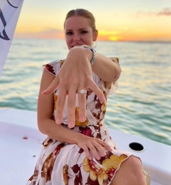 Suzie Tucker showing off her engagement ring | Source: TikTok/smclyne