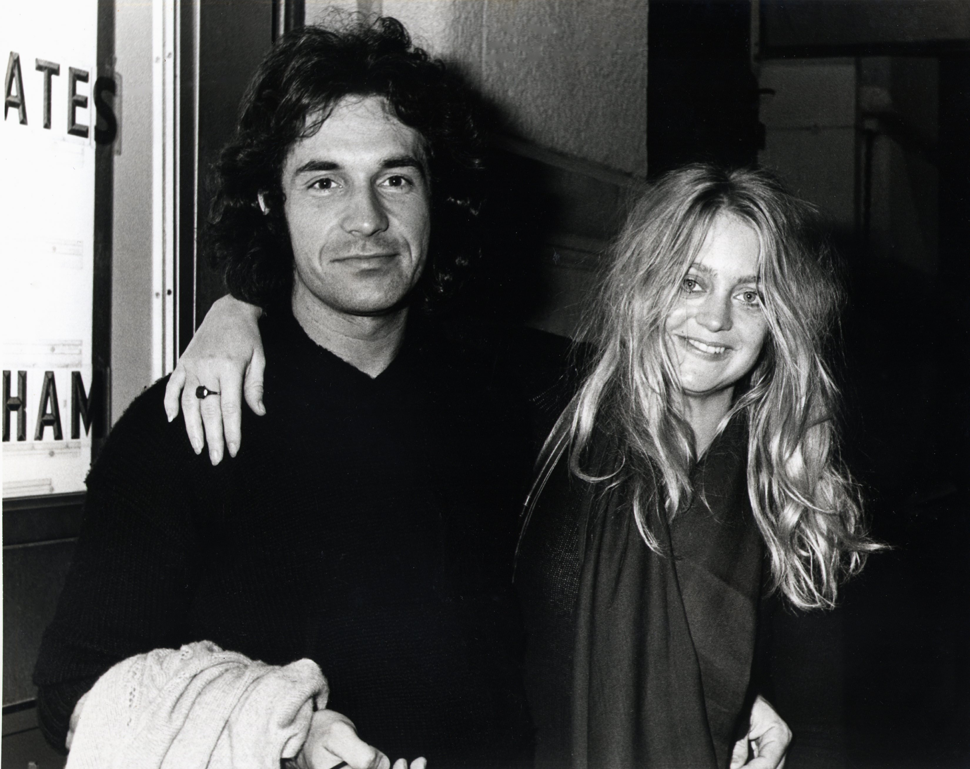 Monochrome photo of Bill Hudson and Goldie Hawn, dated November 20, 1976. | Source: Getty Images