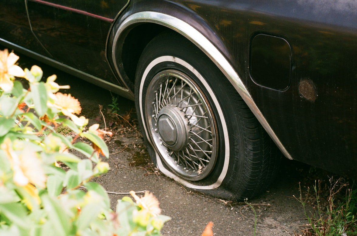 Eric was stranded in the middle of nowhere with a flat tire | Source: Unsplash