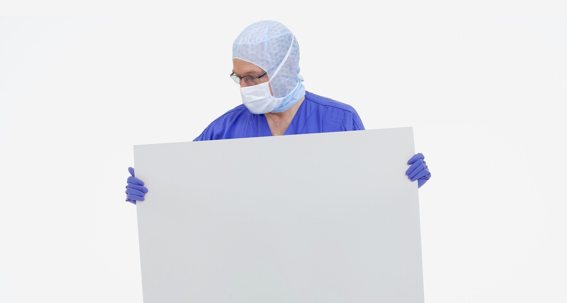Un médecin qui se protège. | Photo : Pixabay