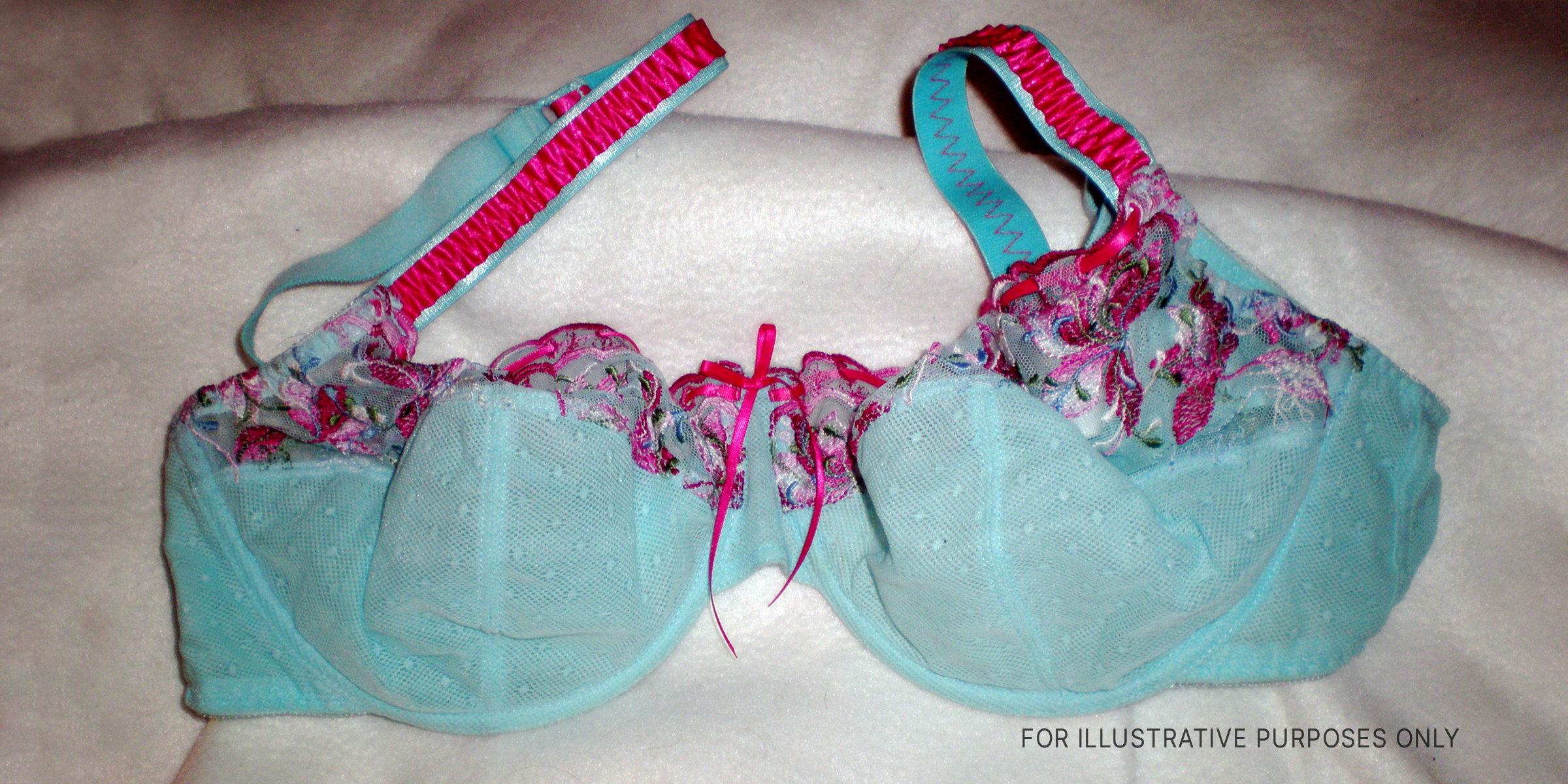 Light blue bra with pink accents. | Source: Flickr / outofmytree (CC BY-SA 2.0)