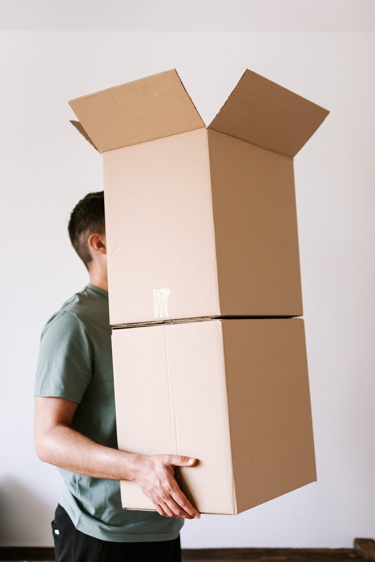 Photo of a man carrying some boxes | Photo: Pexels