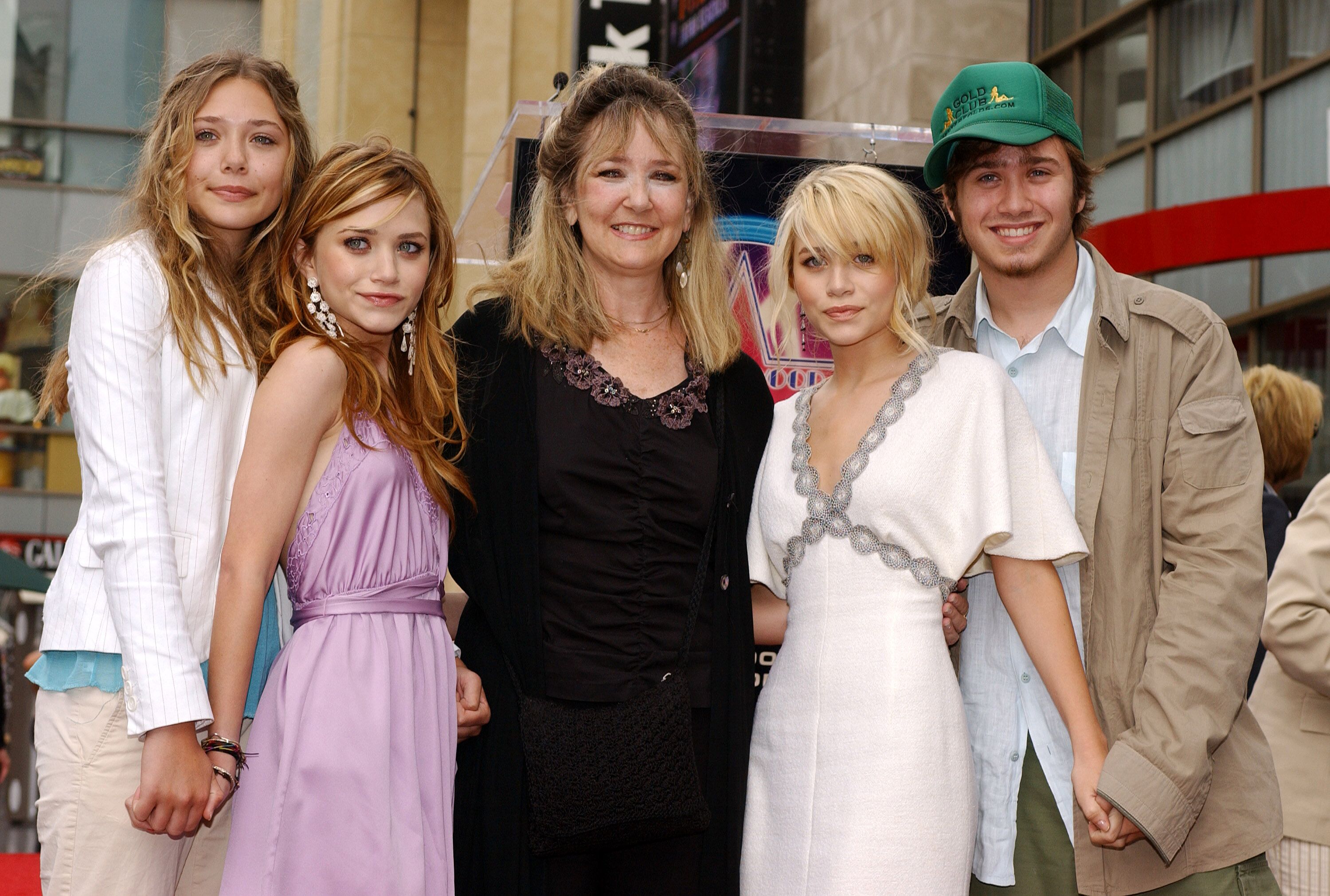 Las Olsen: Elizabeth, Mary-Kate, su madre Jarnette, Ashley y su hermano Trent Olsen, en la ceremonia en la que Ashley y Mary-Kate recibieron una estrella en el Paseo de la Fama de Hollywood en 2004. | Foto: Getty Images