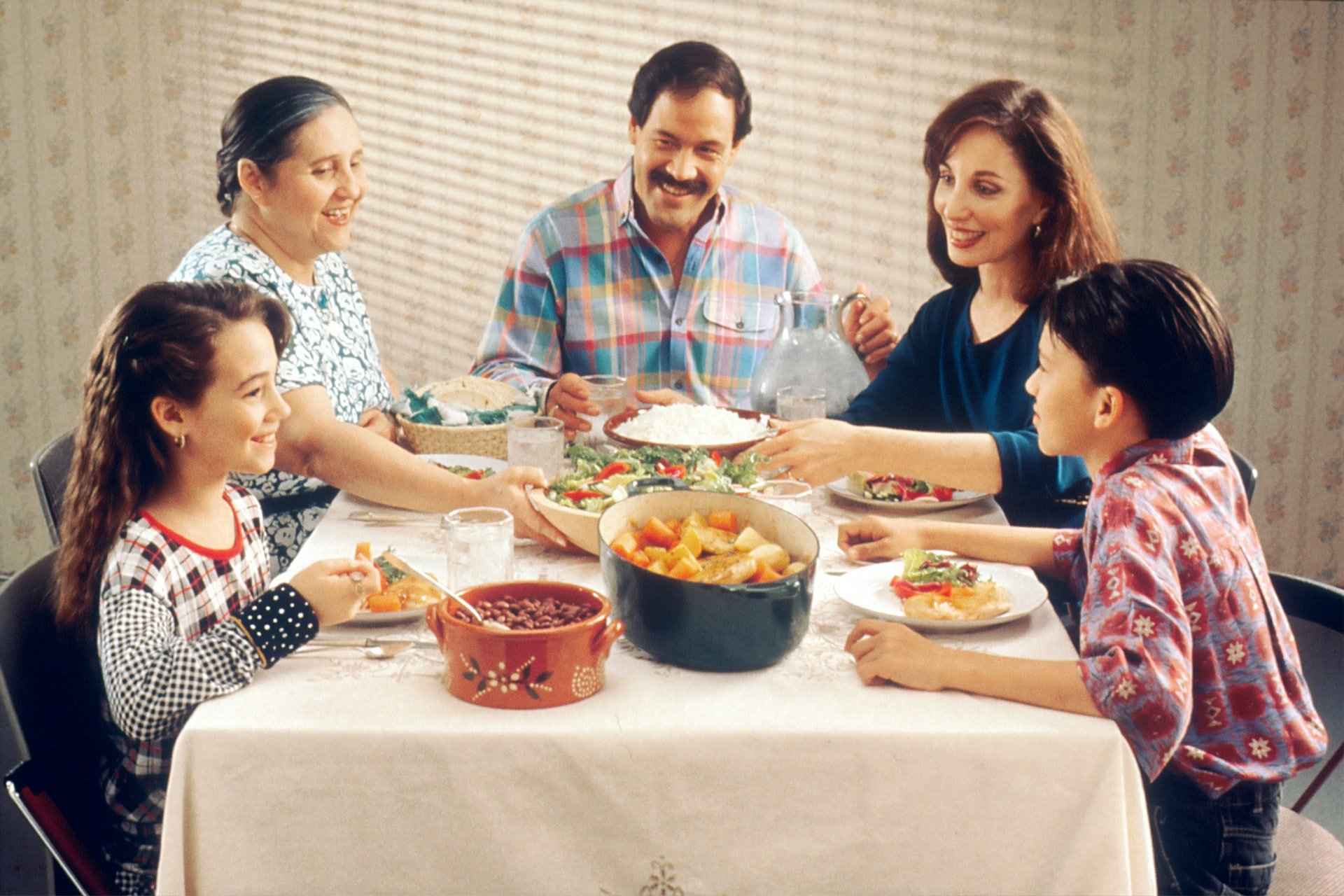 Familie beim gemeinsamen Abendessen. | Quelle: Unsplash