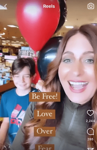Jodie Meschuk and her son Lincoln leaving the grocery store | Photo: Reddit.com/PenultimateKetchup