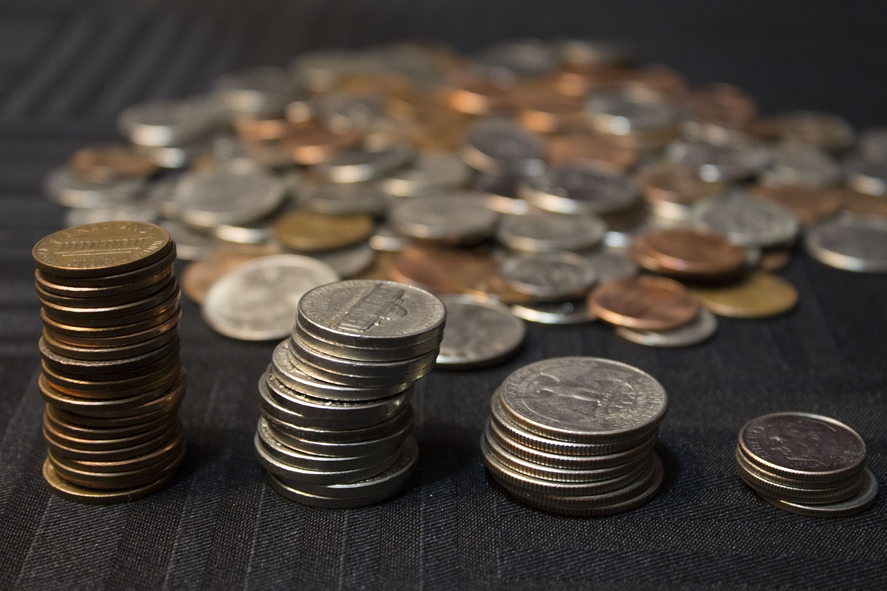 Lots of coins on a table | Source: Pixabay