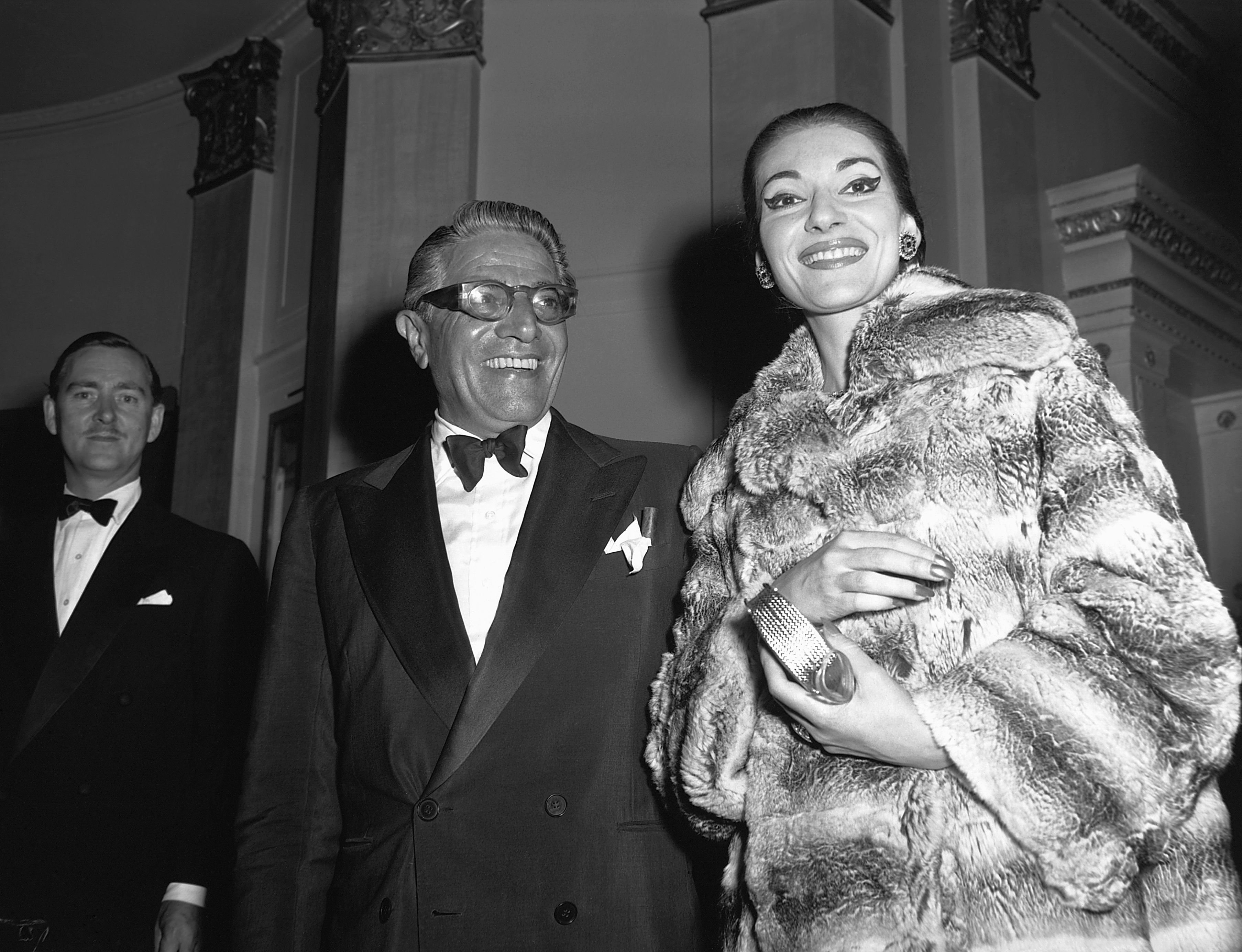 Greek shipping tycoon Aristotle Onassis with opera singer Maria Callas on June 21, 1959 | Photo: © Hulton-Deutsch Collection/Corbis/Getty Images