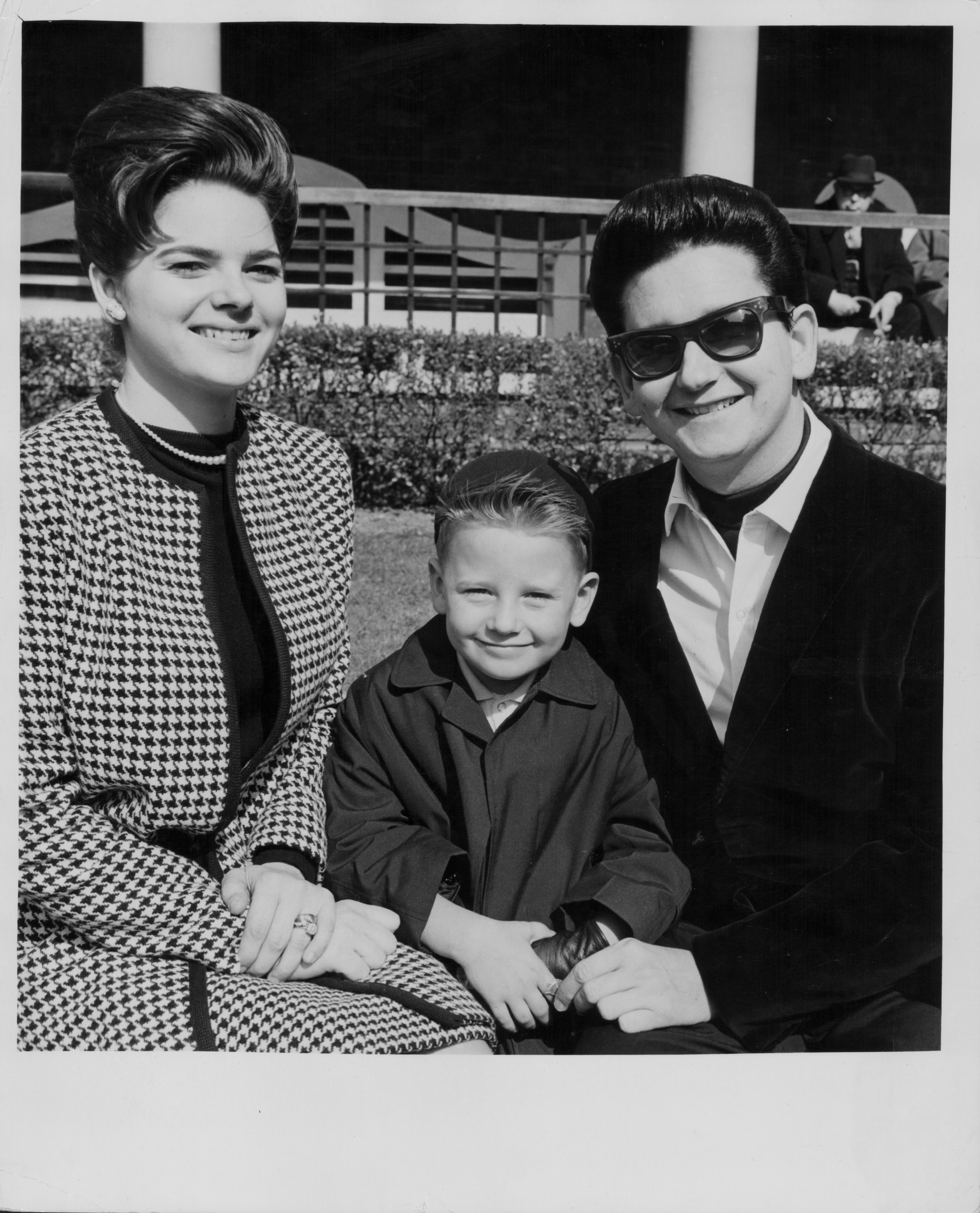 Roy Orbison, with his wife Claudette and son Roy Jr., in the gardens at Dolphin Square, London, April 9th 1964. | Source: GettyImages 