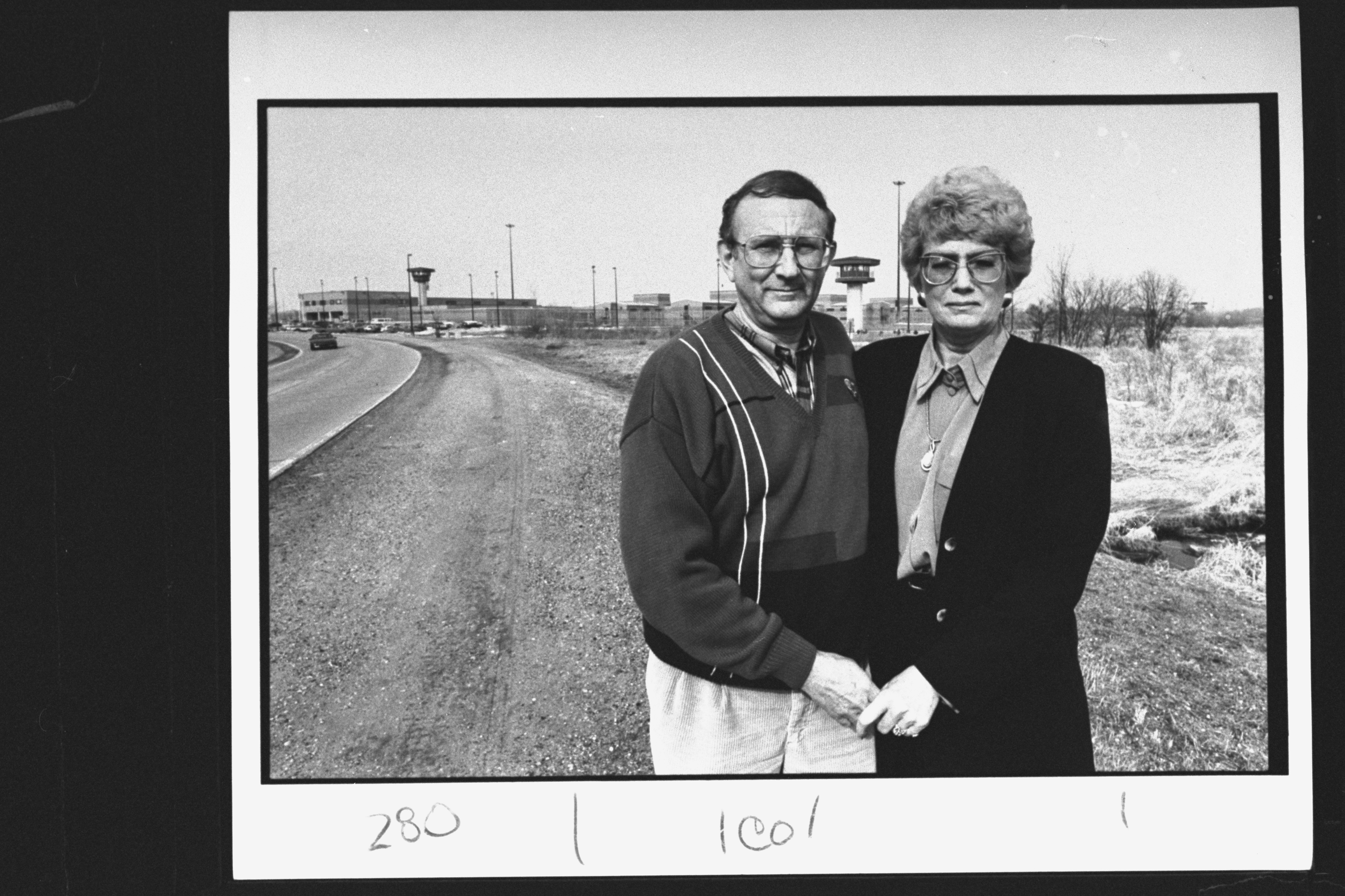 Lionel Dahmer and Shari Jordan outside Columbia Correctional Institute, where Jeffrey Dahmer was imprisoned, on March 12, 1994. | Source: Getty Images