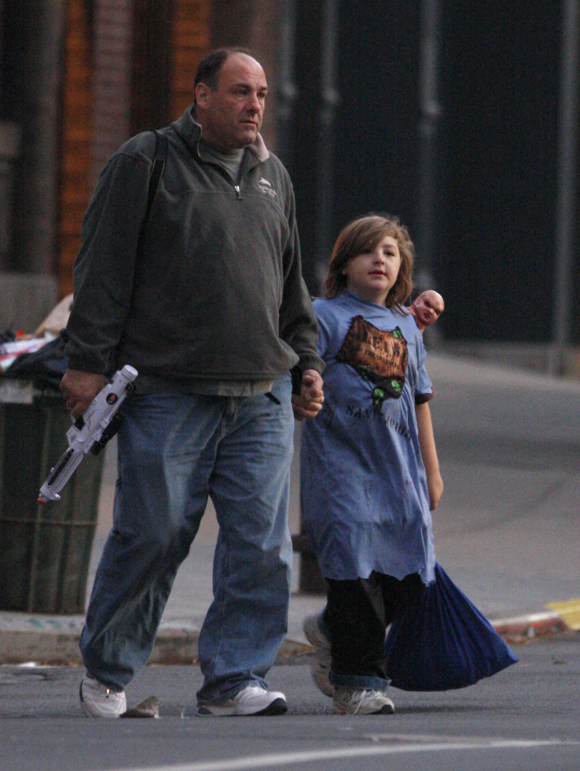James and a young Michael Gandolfini go Trick-or-Teating in New York, October, 2008. | Photo: Getty Images. 