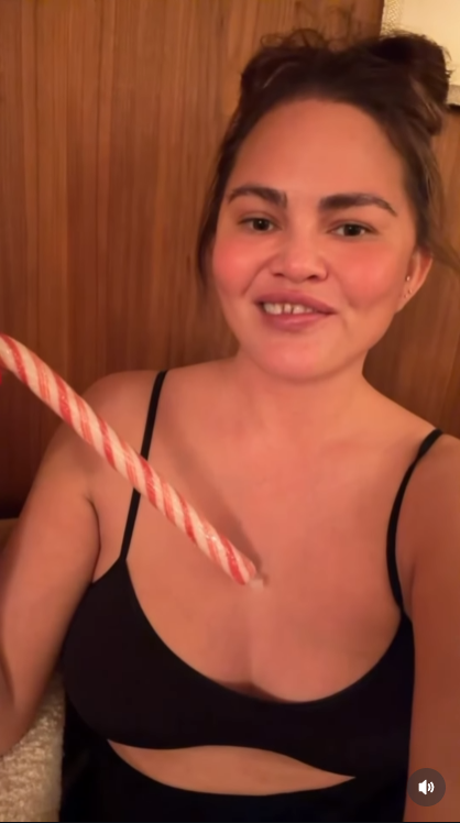Gappy, Glowing, and Still Game: Holding a candy cane and flashing her gapped grin, Teigen keeps spirits high — laughing through the mishap and proving once again: mums really are the magic makers. | Source: Instagram/chrissyteigen