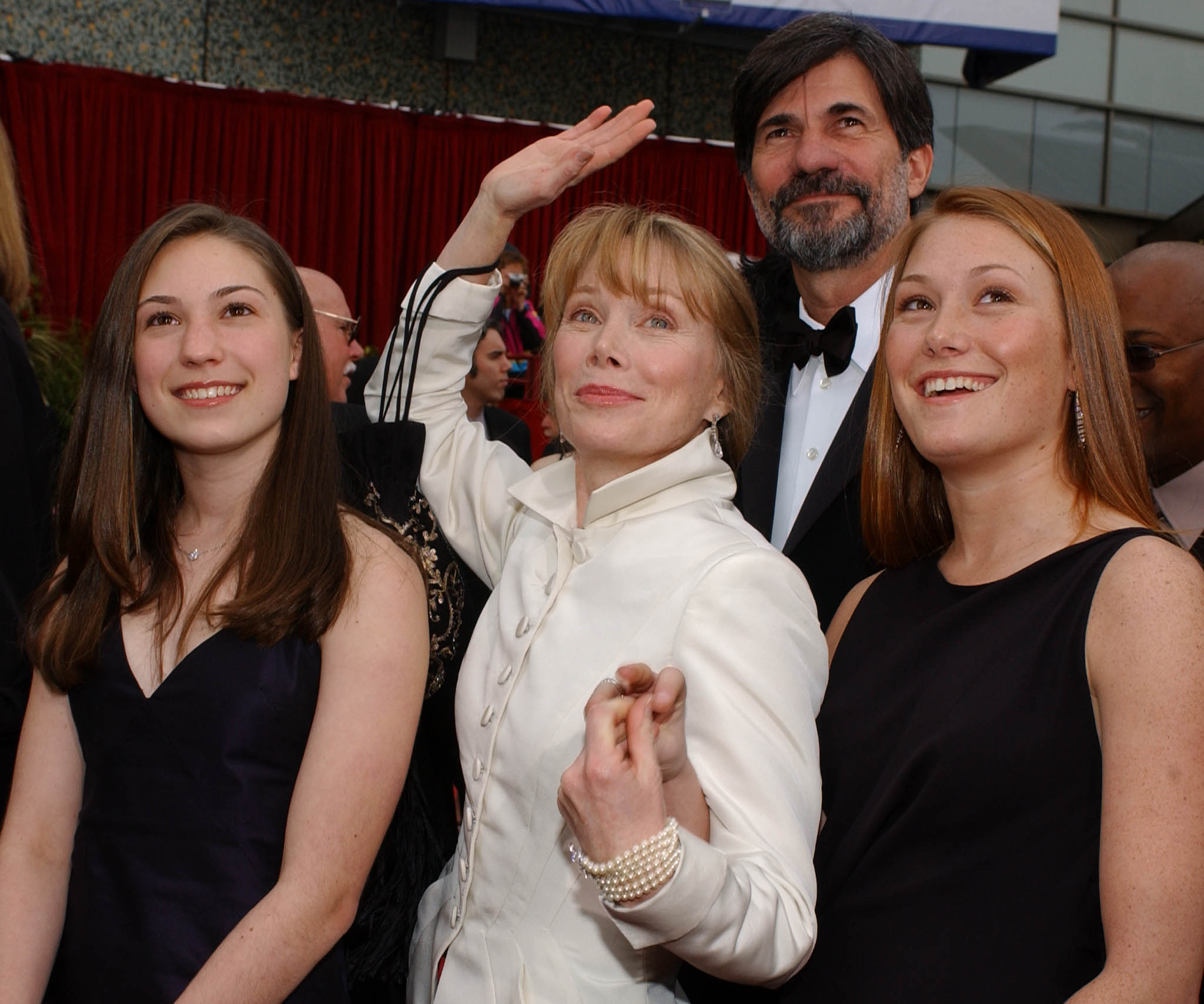 Sissy Spacek and Jack Fisk arrive with their daughters Schuyler and Madison at the 74th Annual Academy Awards at the Kodak Theatre on March 24, 2002 in Hollywood, California | Source: Getty Images