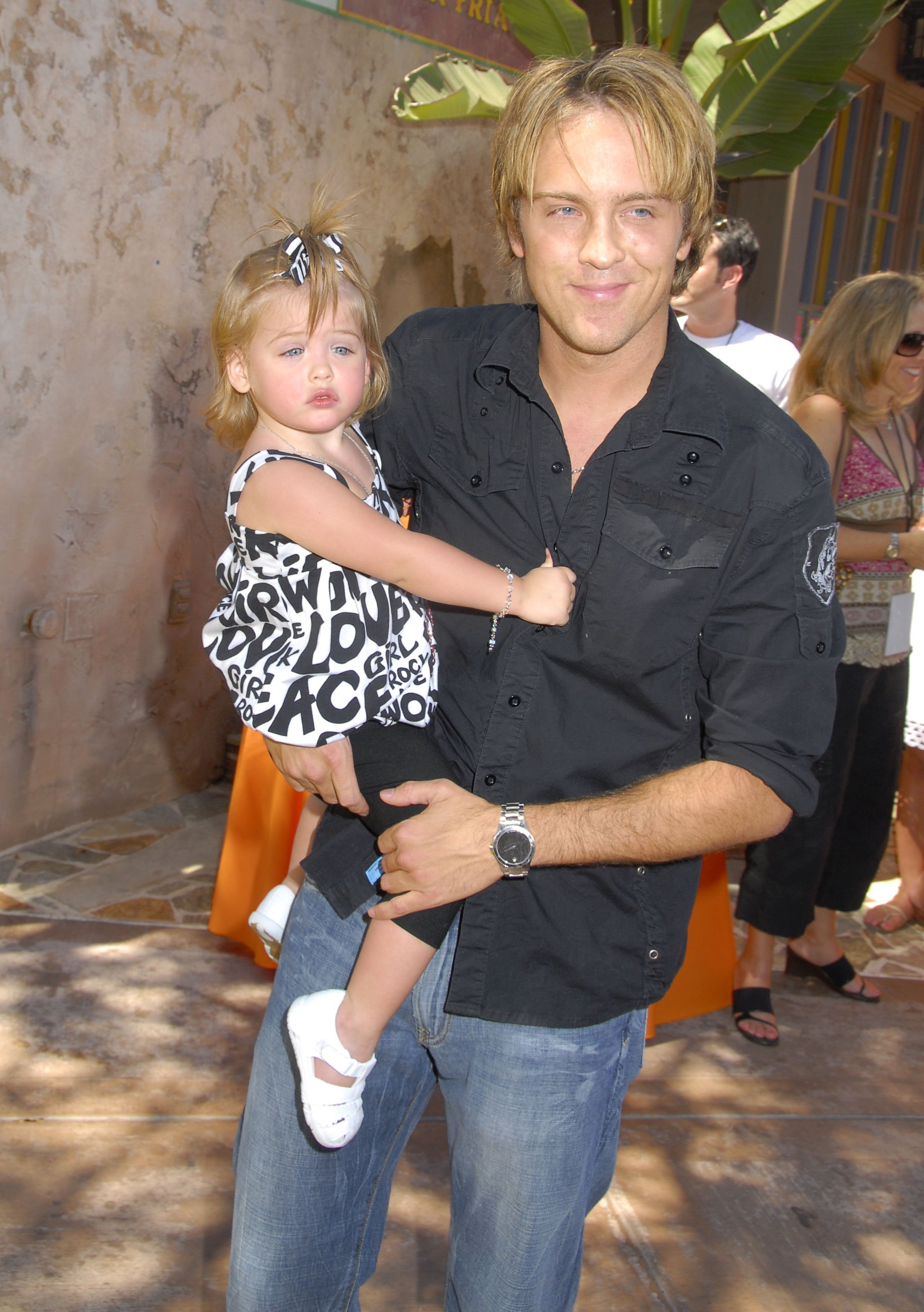 Larry and Dannielynn Birkhead at the launch celebration party for The Simpson's Ride on May 17, 2008, in Universal City, California. | Source: Getty Images