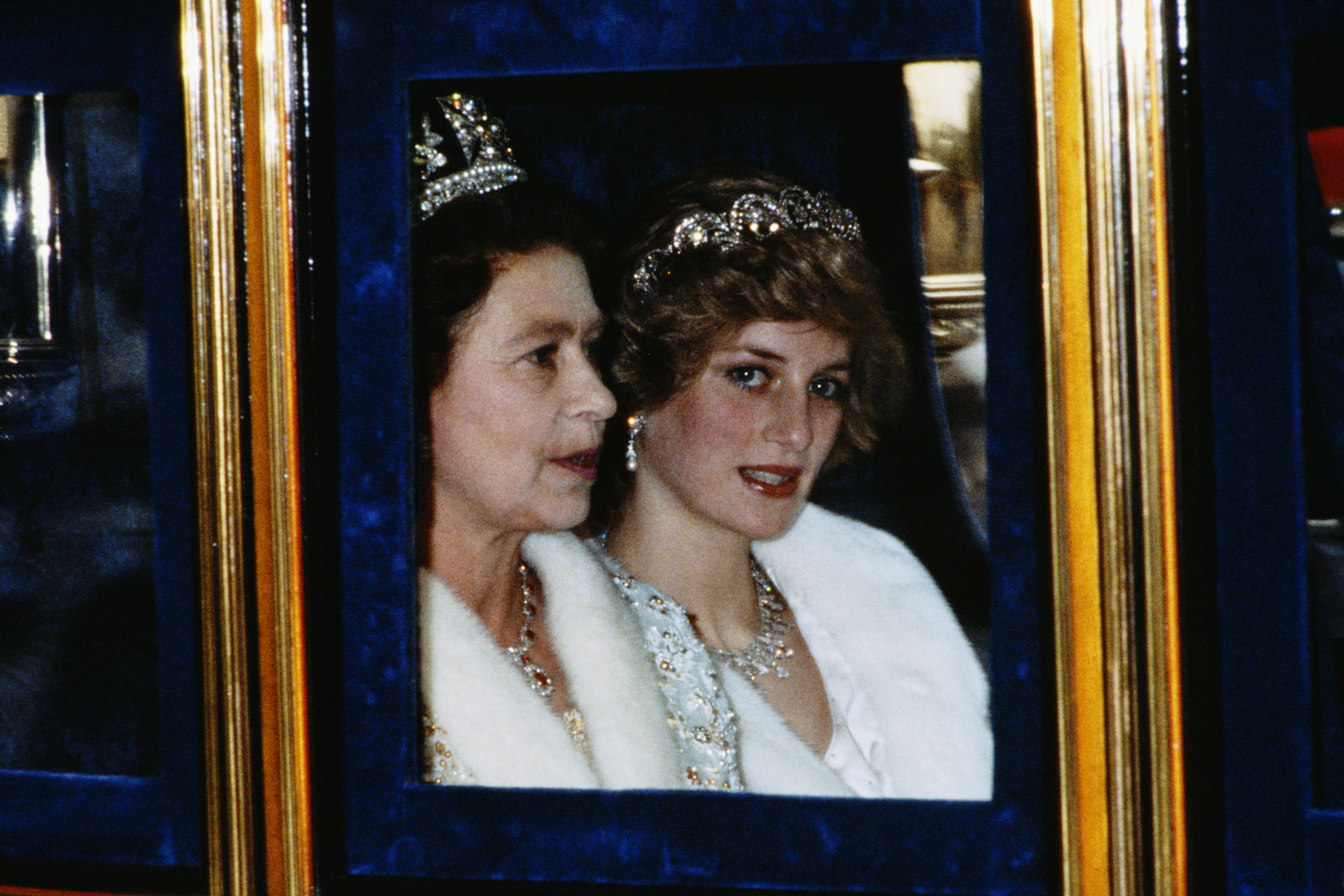 La reina Elizabeth II y la princesa Diana asisten a la apertura del Parlamento en noviembre de 1982 en Londres | Foto: Getty Images