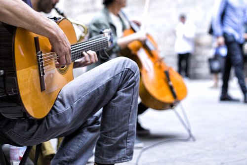 Straßenkünstler mit Gitarre | Quelle: Shutterstock