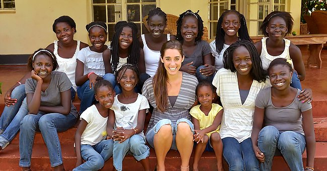 Katie David und ihre 13 Adoptivtöchter. | Quelle: Facebook.com/KatieinUganda