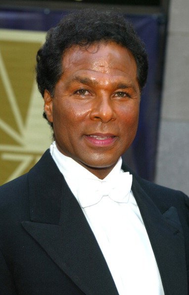 Philip Michael Thomas lors du 75e anniversaire de NBC au Rockefeller Plaza à New York. | Photo : Getty Images Philip Michael Thomas lors du 75e anniversaire de NBC au Rockefeller Plaza à New York. | Photo : Getty Images