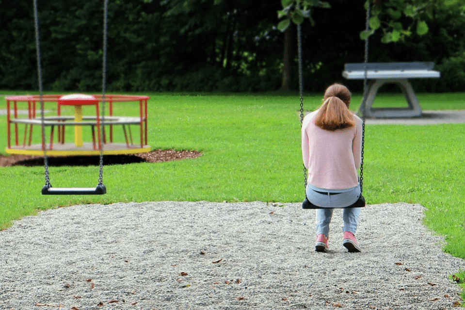 A lady sitting alone. | Photo: Pixabay