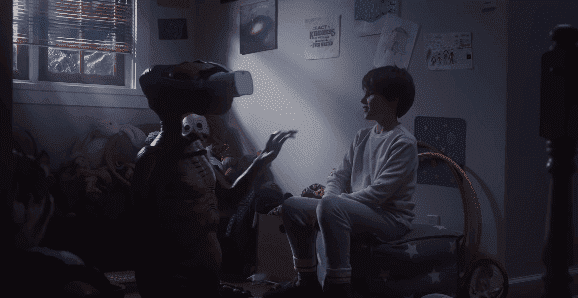 E.T. is introduced to VR technology by Elliot's son. | Source: YouTube/Xfinity. 