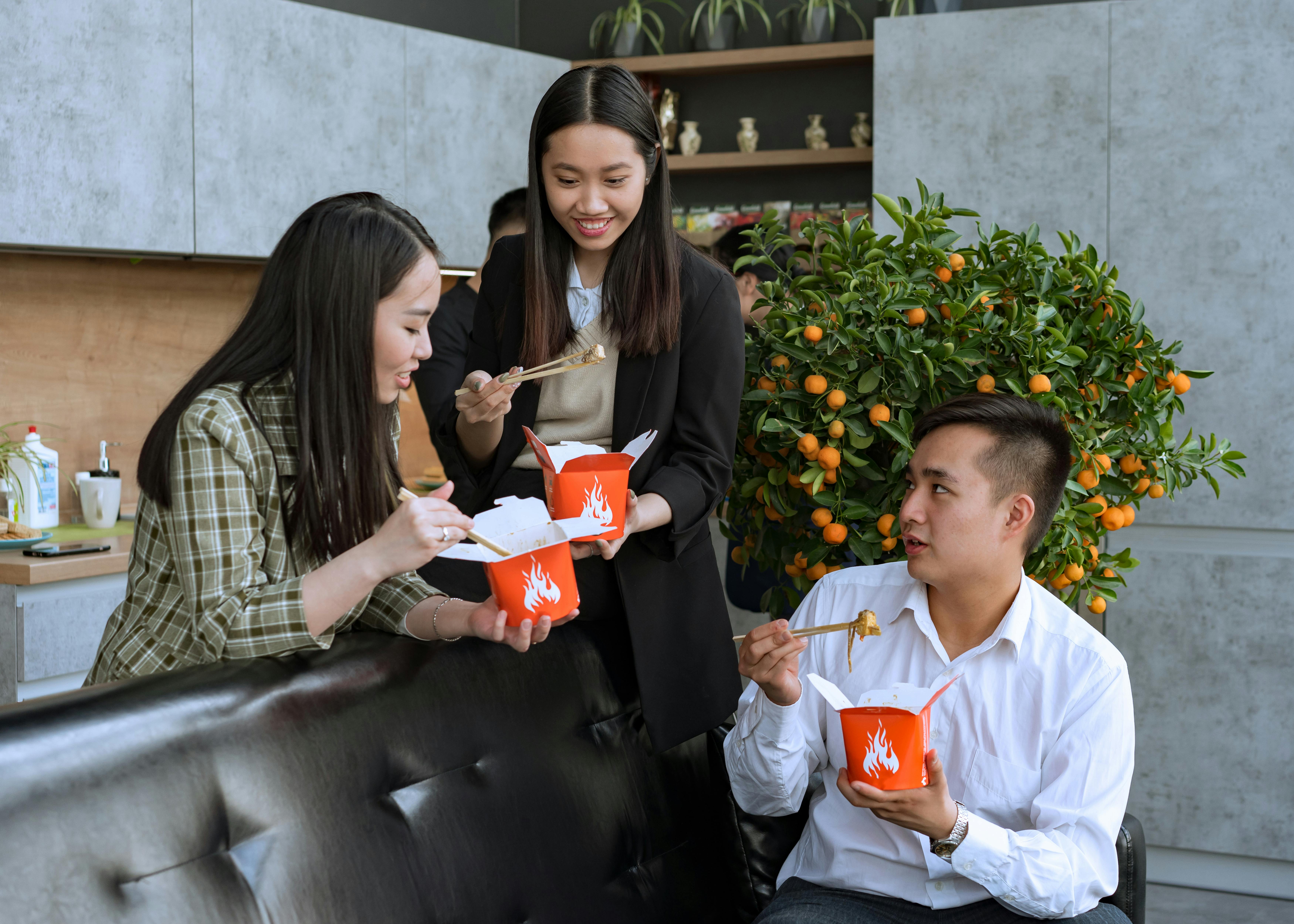 Colleagues eating lunch together | Source: Pexels