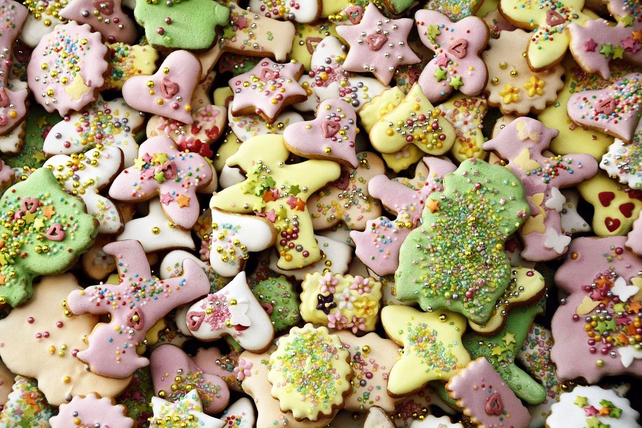 Colorful cookies in different shapes and sizes decorated with colorful sprinkles | Photo: Pixabay/anncapictures