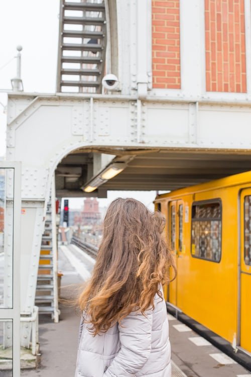 Une jeune femme qui tourne le dos au caméra. | Photo : Unsplash