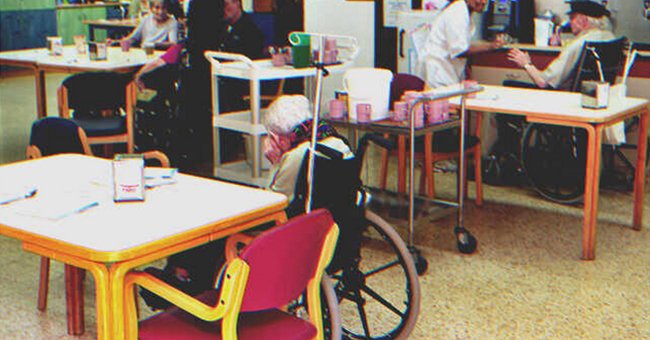 Una anciana en silla de ruedas llora con tristeza. | Foto: Shutterstock