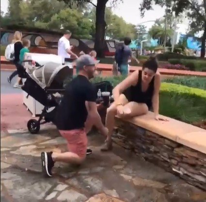 Lavery rennt vor ihrem Ehemann davon, während er ihr im Disneyland Streiche spielt. I Quelle: tiktok.com/@kelly_kirb