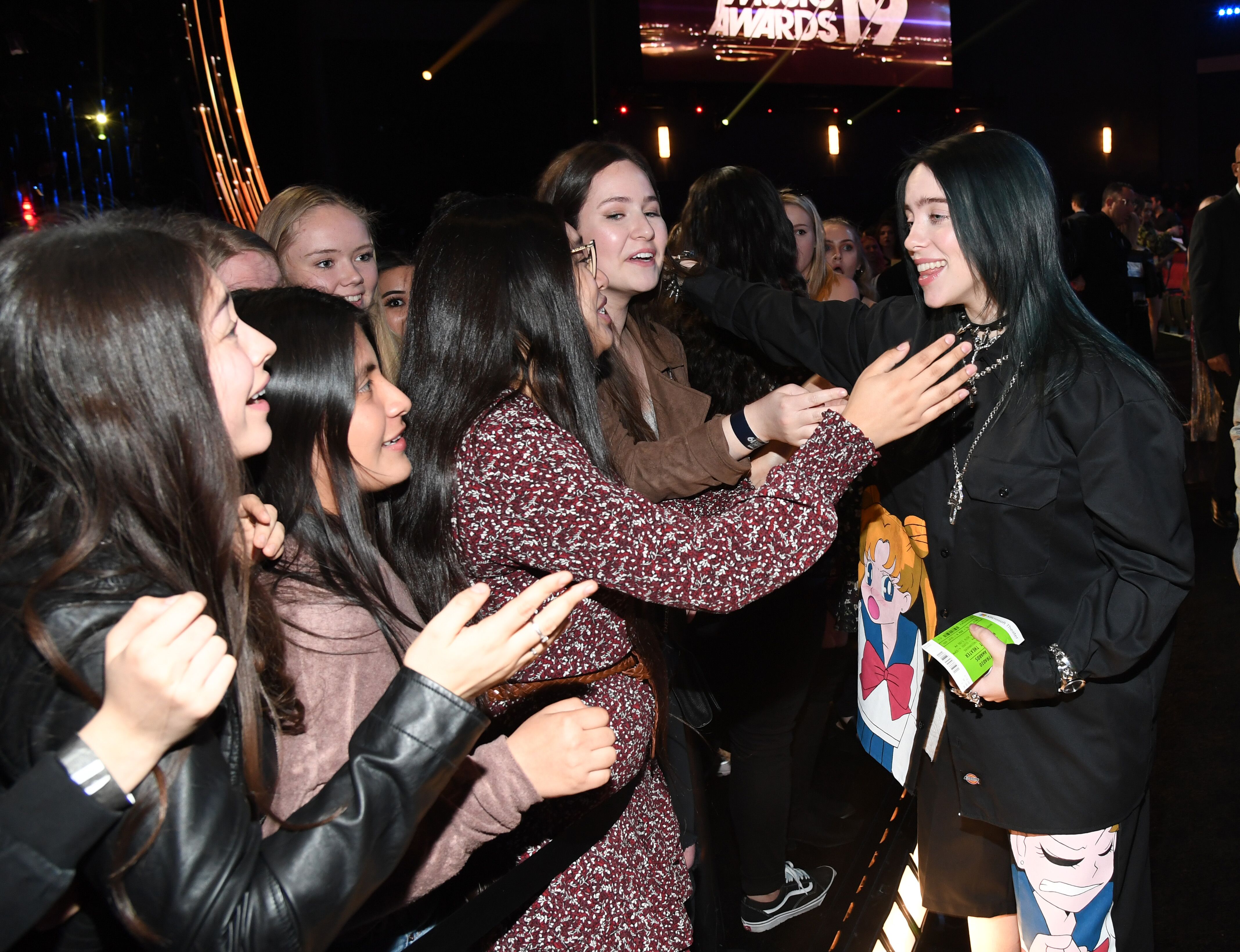 Billie Eilish mit ein paar Fans | Quelle: Getty Images
