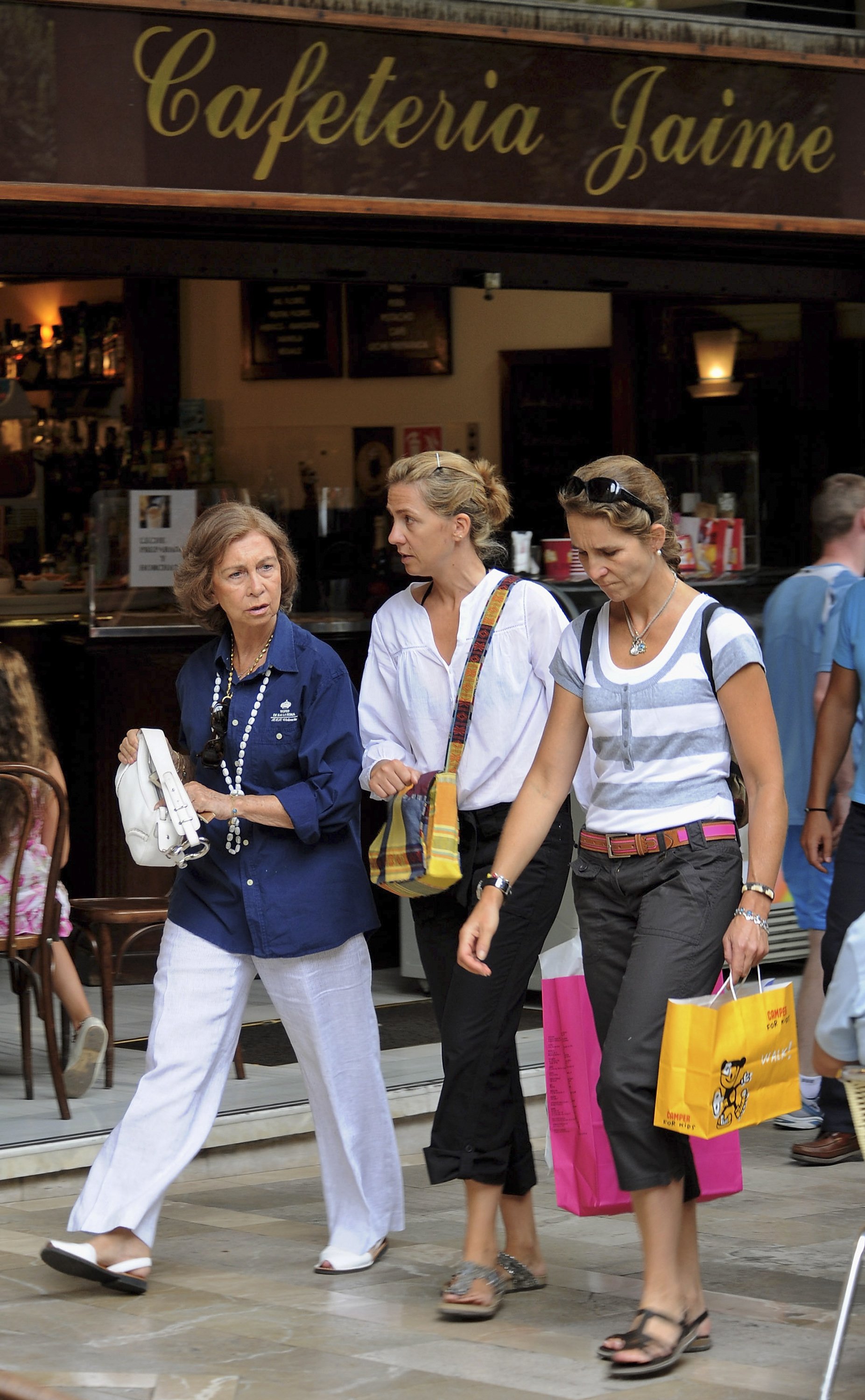 Queen Sofia shopping with her daughters, Infantas Elena and Cristina, on the streets of Palma de Mallorca on August 10, 2009 | Source: Getty Images