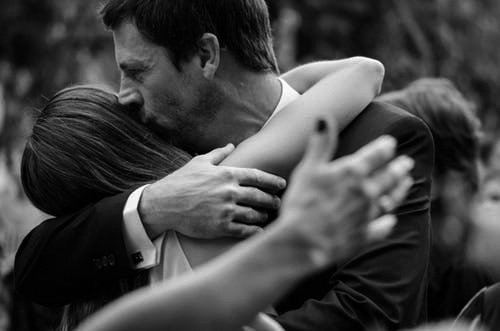 Une fille adulte qui embrasse son père | Photo: Pexels Une fille adulte qui embrasse son père | Photo: Pexels