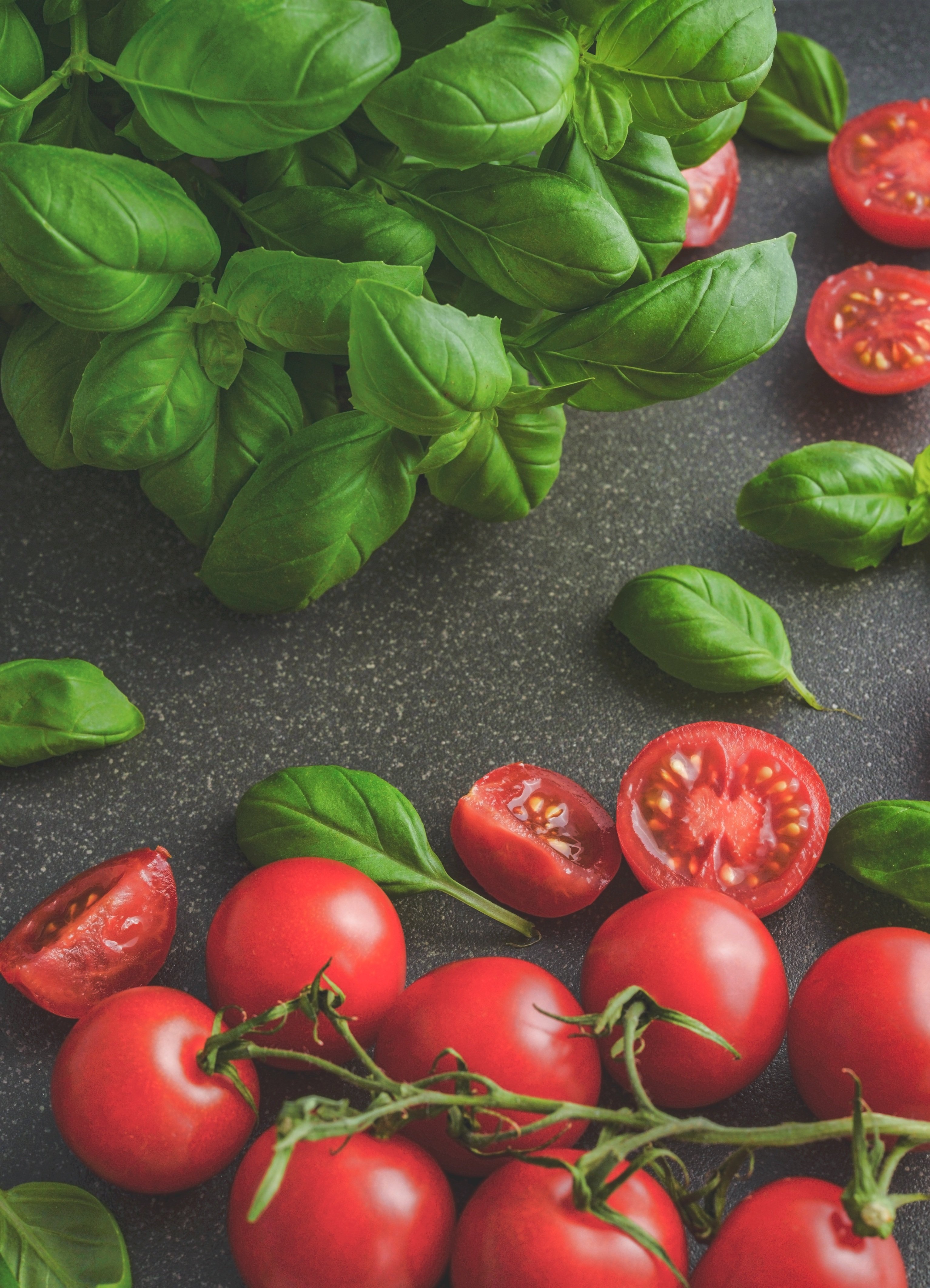 Des tomates et du basilic. l Photo : Pexels