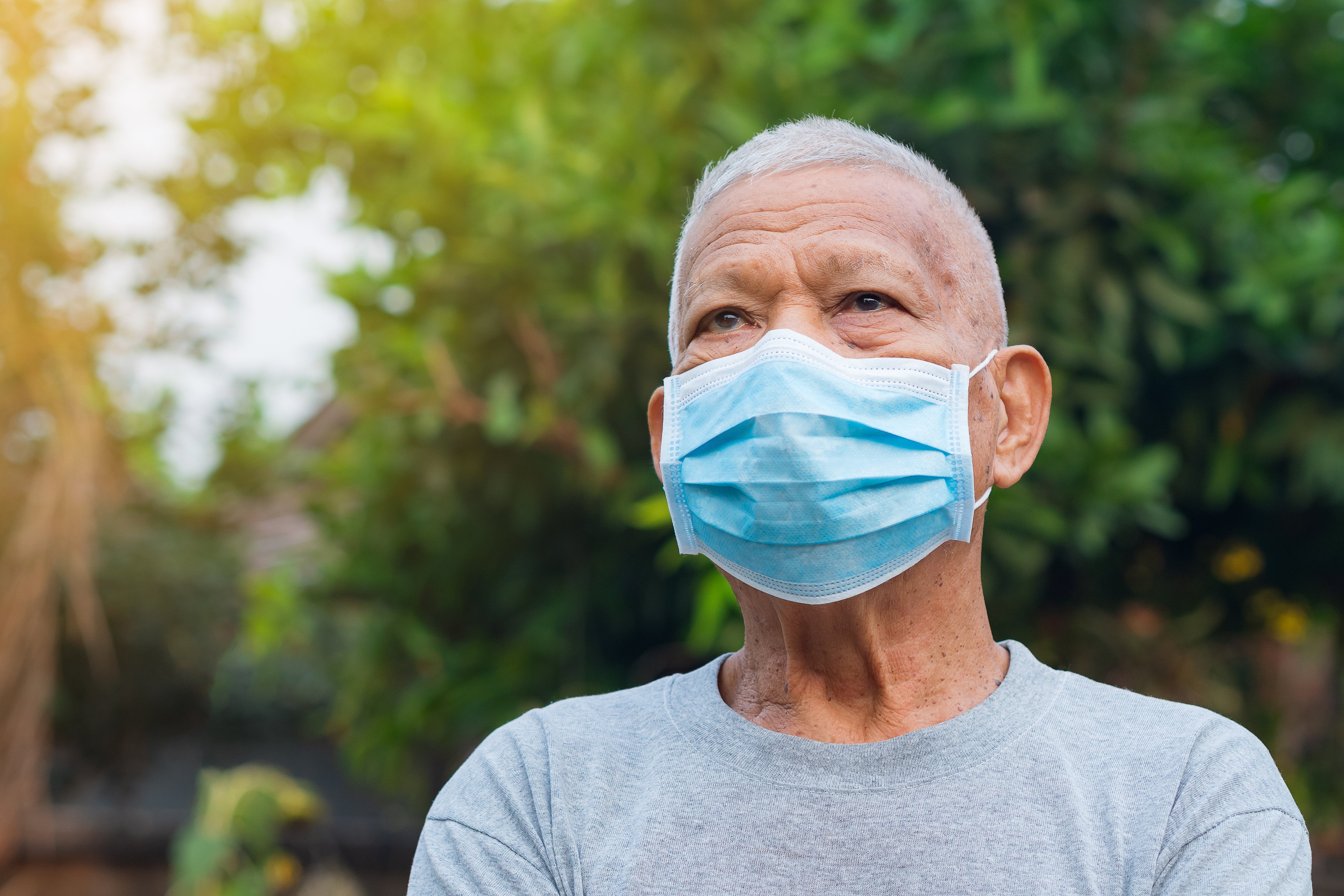 Hombre mayor con cabello corto y blanco usando mascarilla para protegerse contra el coronavirus COVID-19. | Foto: Shutterstock