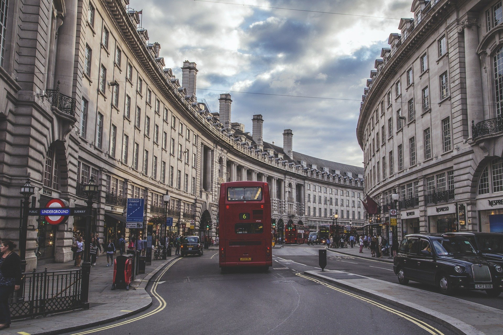 A red street bus in London Regent Street England | Photo: Pixabay