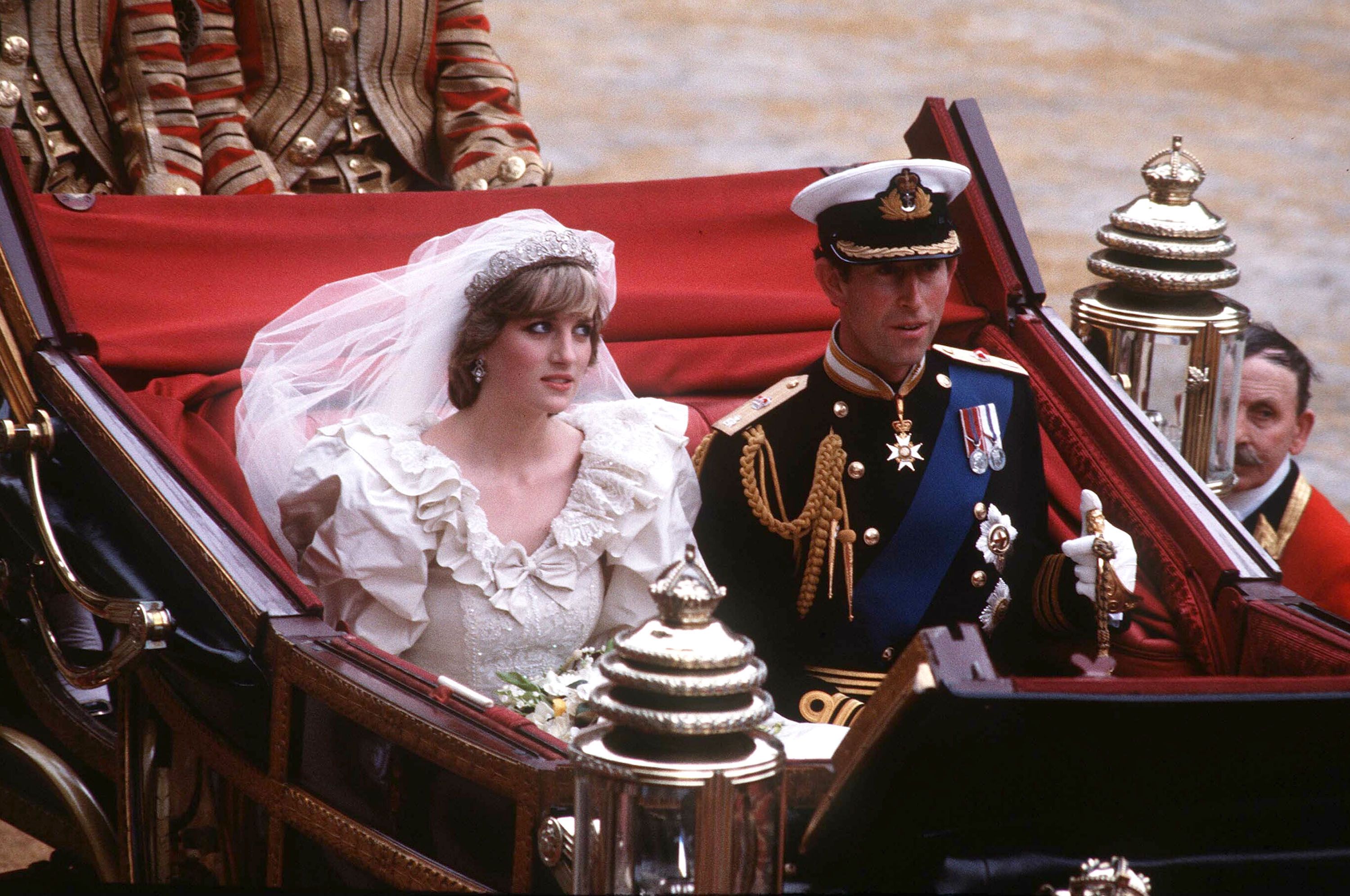 Charles et Diana en route pour Buckingham après leur mariage | Photo: Getty Images Charles et Diana en route pour Buckingham après leur mariage | Photo: Getty Images