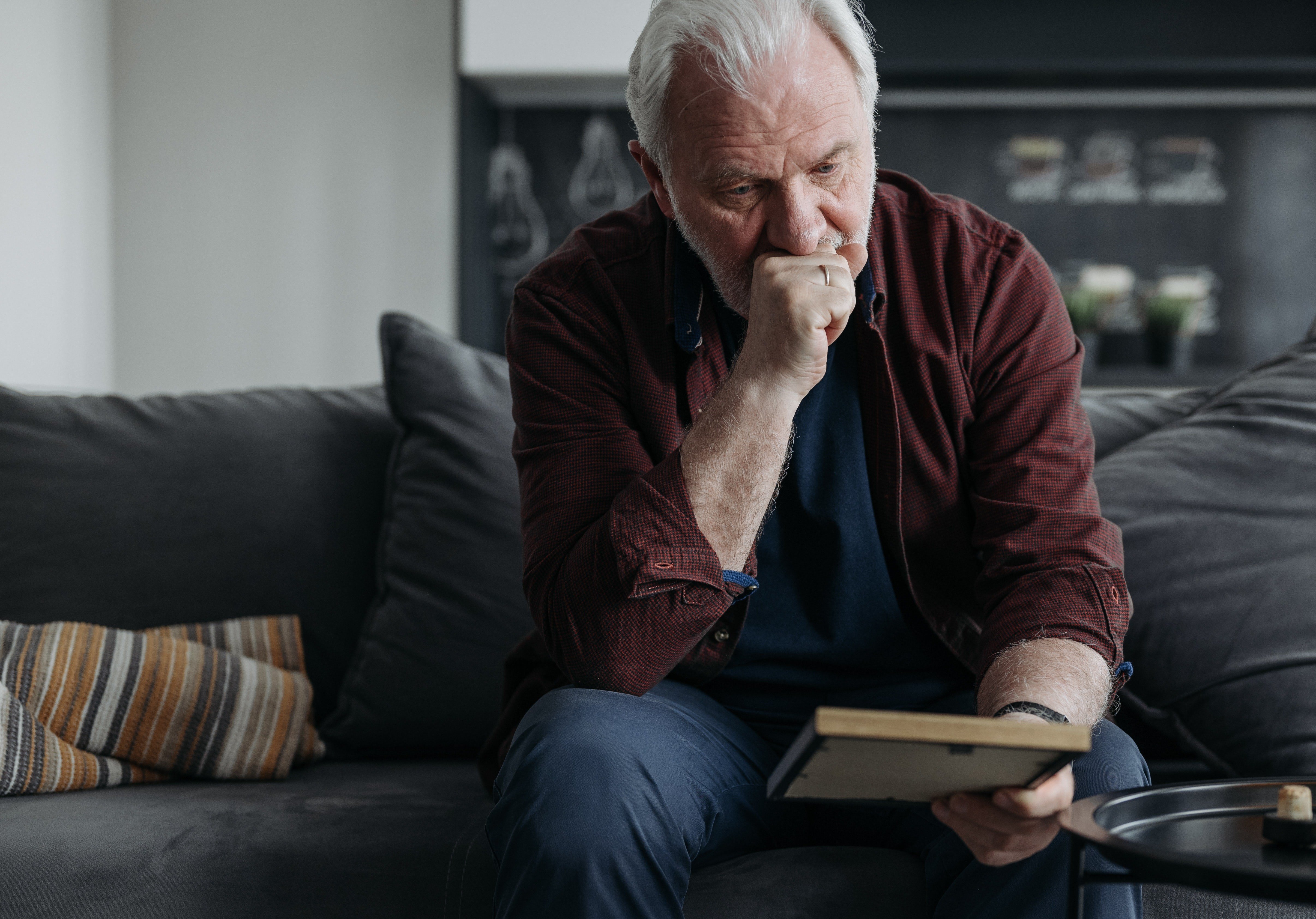 Dylan caught his grandpa shedding tears at a picture of a woman who was not his late wife. | Source: Pexels