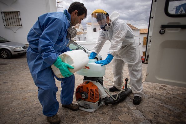 Los voluntarios se preparan para desinfectar la ciudad durante la pandemia de coronavirus el 20 de abril de 2020 en Zahara de la Sierra, España. | Foto: Getty Imagenes