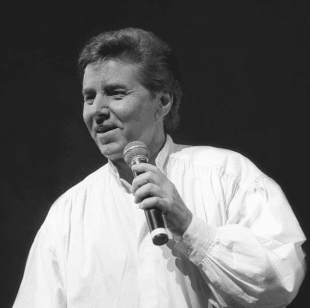 Bobby Sherman performs on stage during a live concert on July 24, 1998 | Photo: Getty Images