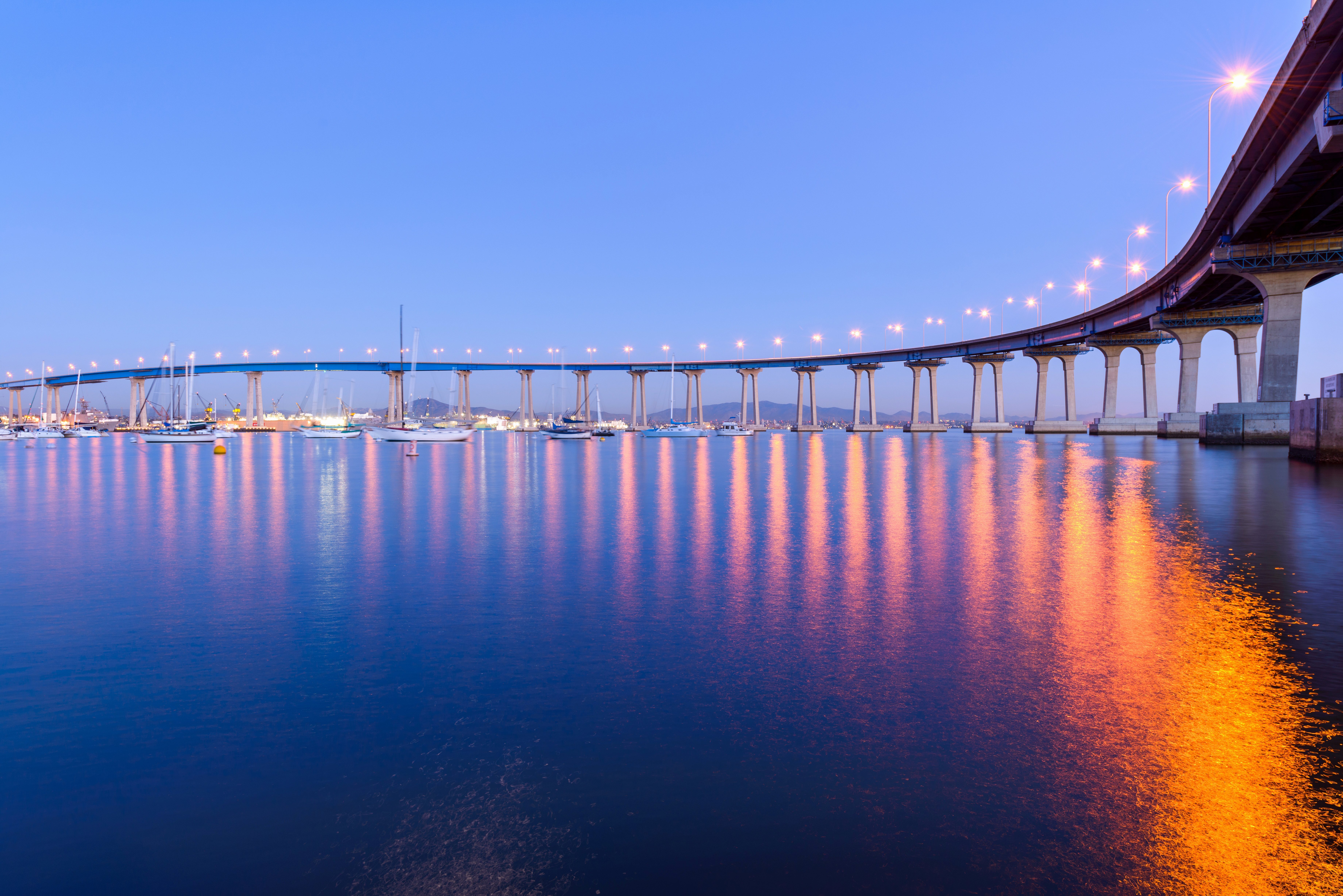 Una vista de la oscuridad del primer plano del puente de Coronado, que serpentea sobre la tranquila bahía de San Diego, en San Diego, California, EE. UU. Fuente: Shutterstock Una vista de la oscuridad del primer plano del puente de Coronado, que serpentea sobre la tranquila bahía de San Diego, en San Diego, California, EE. UU. Fuente: Shutterstock