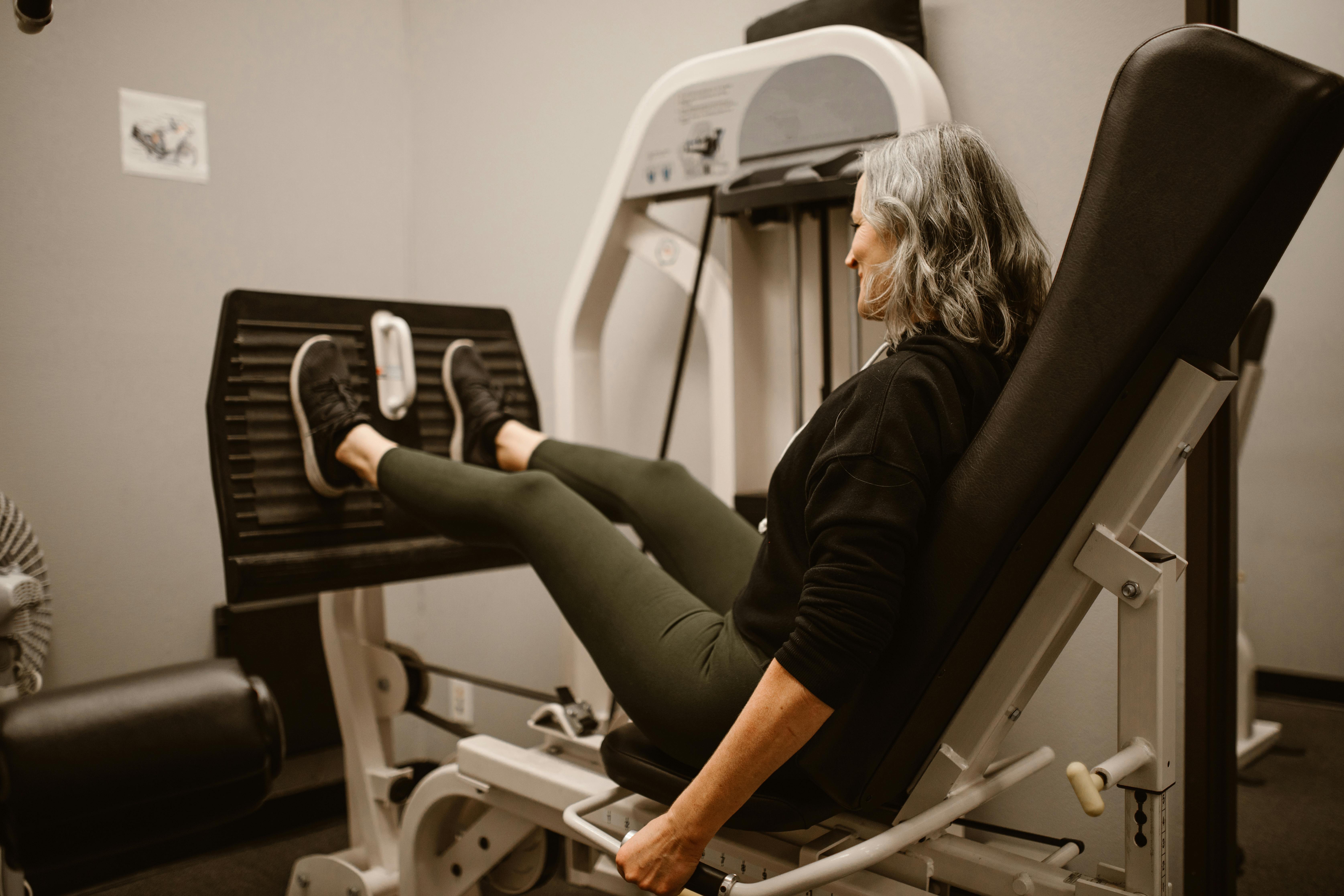 Woman using a leg press machine at a gym | Source: Pexels