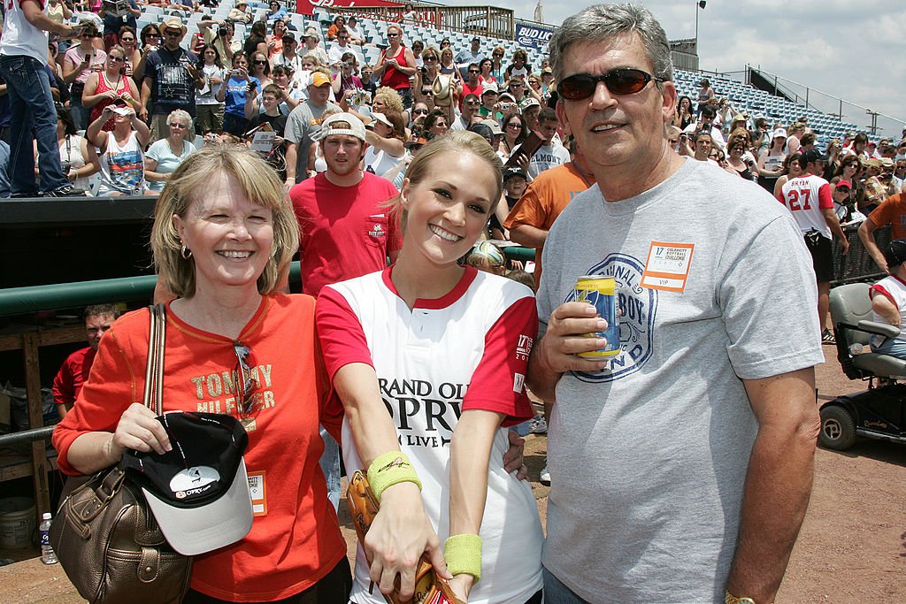 Carole Underwood, Carrie Underwood and Steve Underwood at the CMA Music Festival Fan Fair 2007 | Source: Getty Images