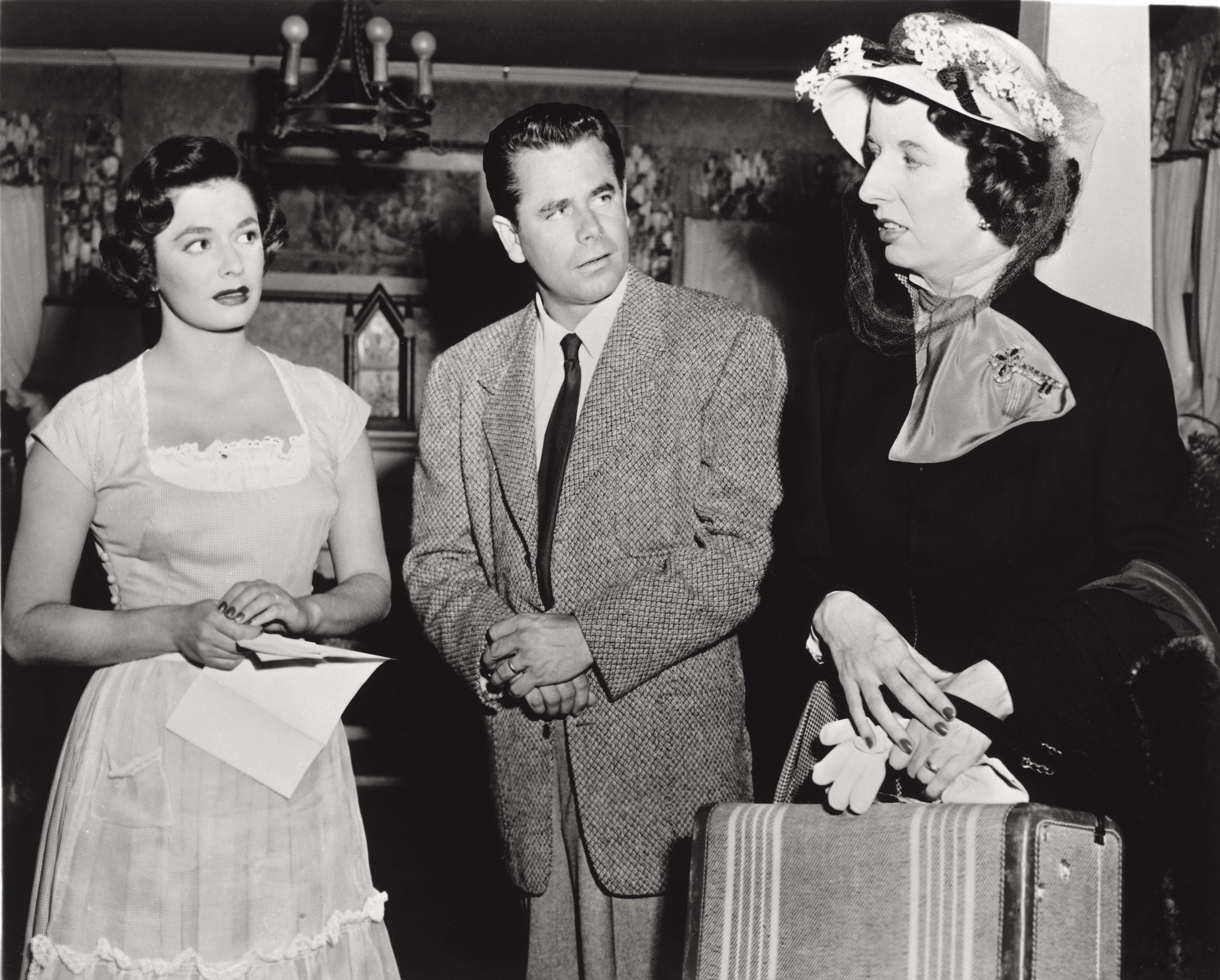 Actors Ruth Roman, Glenn Ford and Mary Wickes in 'Young Man with Ideas'. Ruth Roman, as Julie Webster, and Glenn Ford, as Maxwell Webster, interject with Mary Wickes, as Mrs. Jasper Gilpin. 1952. | Source: Getty Images