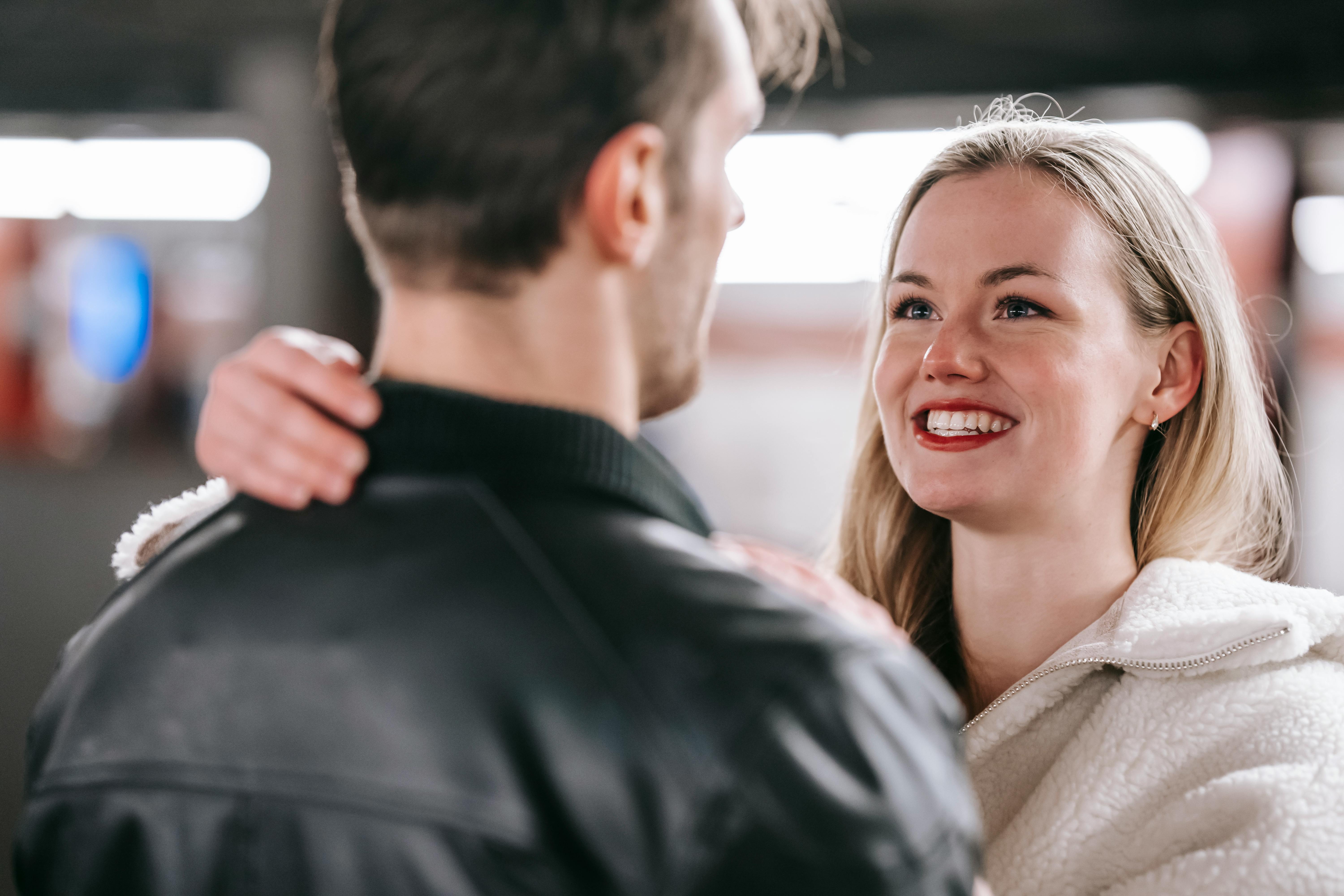 A smiling woman facing a man | Source: Pexels