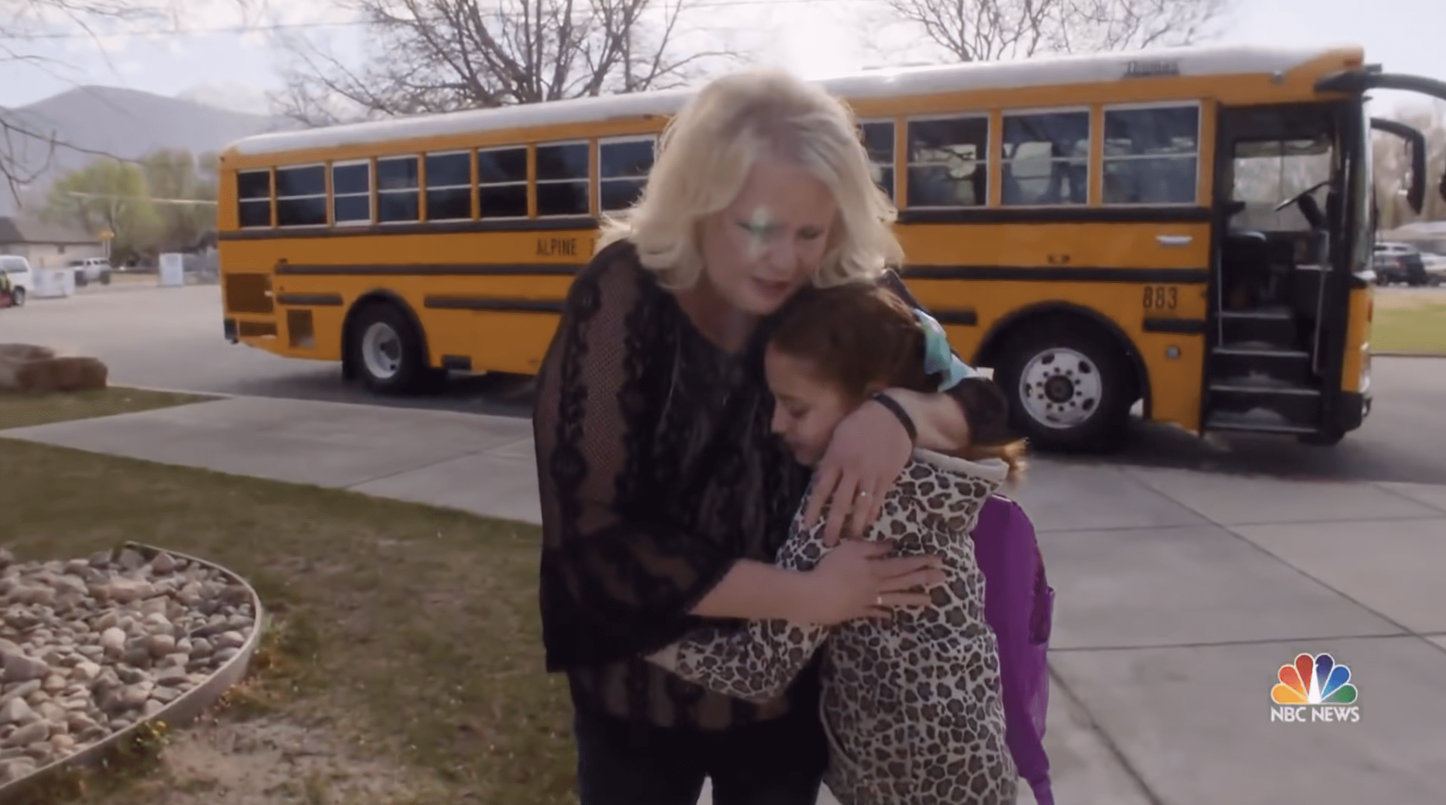 Die Schulbusfahrerin Tracy Dean umarmt Isabella Pieri. | Quelle: YouTube.com/NBC News