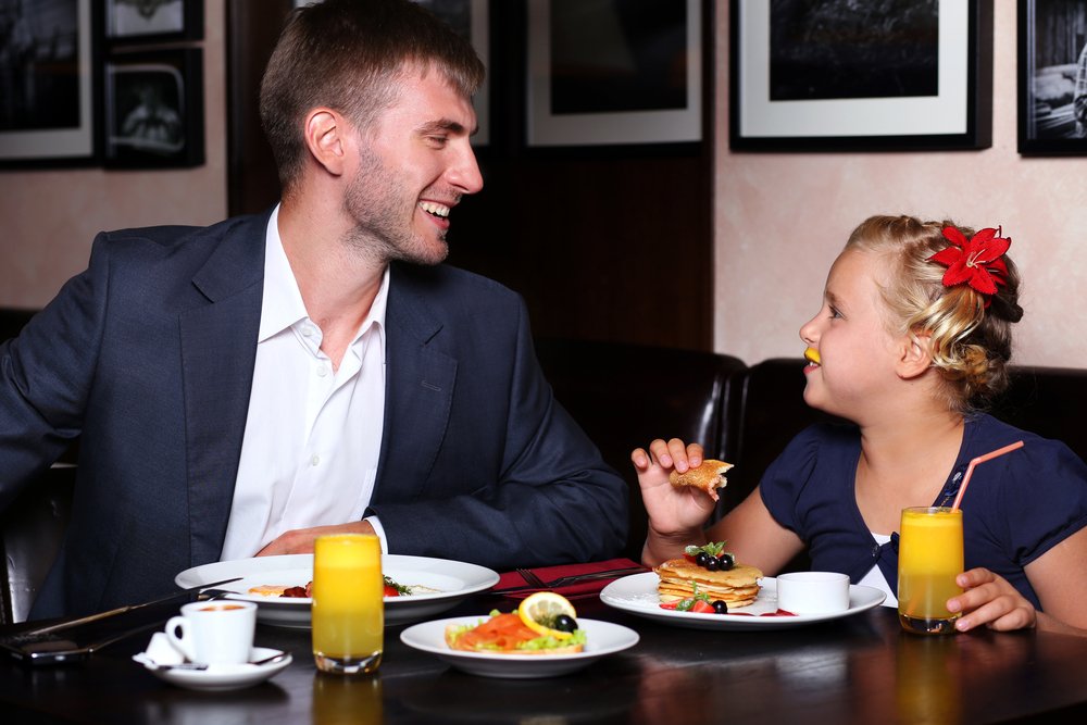 Padre cenando con su hija. | Foto: Shutterstock