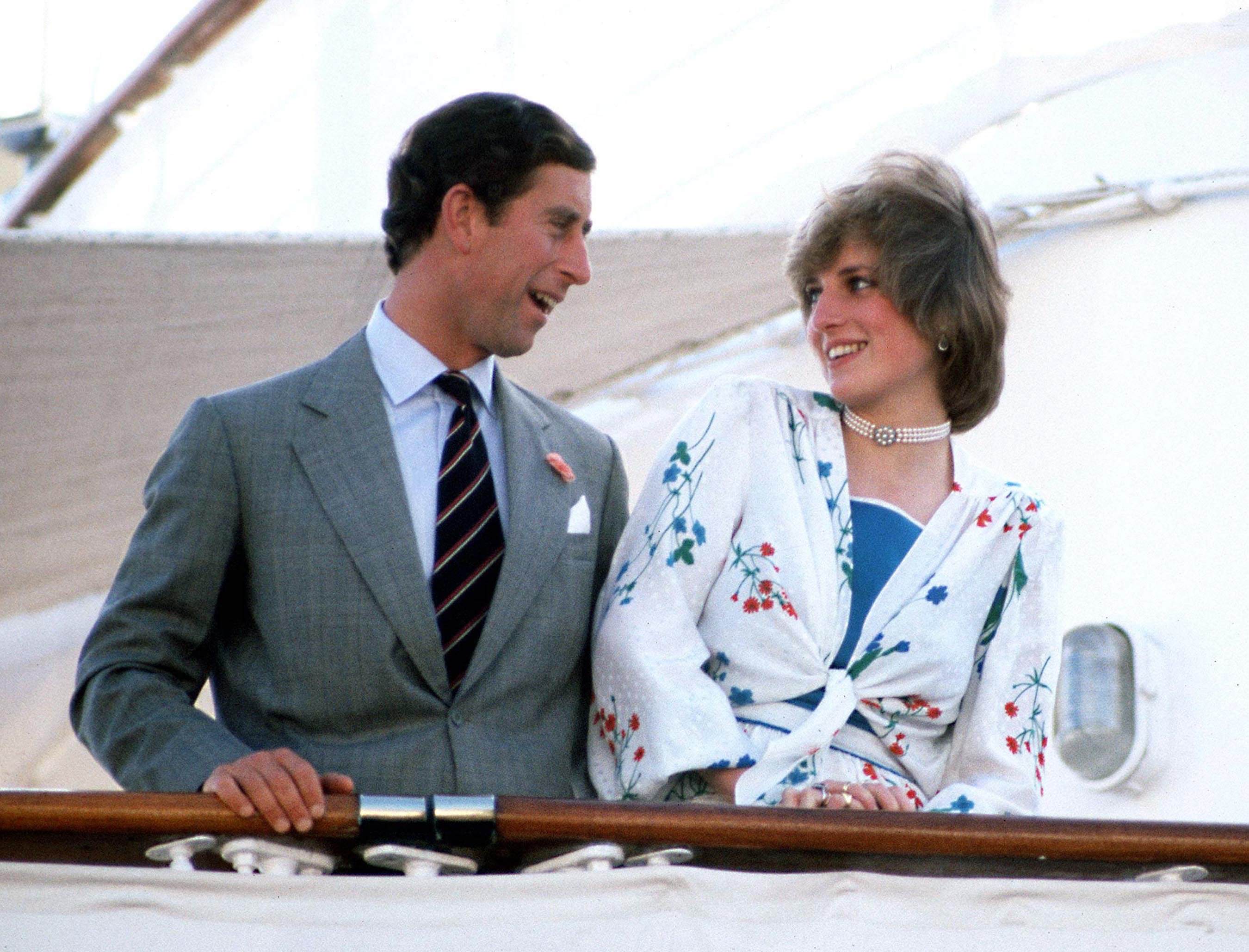 El príncipe Charles y la princesa Diana salen de Gibraltar en el Royal Yacht Britannia para su crucero de luna de miel, el 1 de agosto de 1981. | Foto: Getty Images