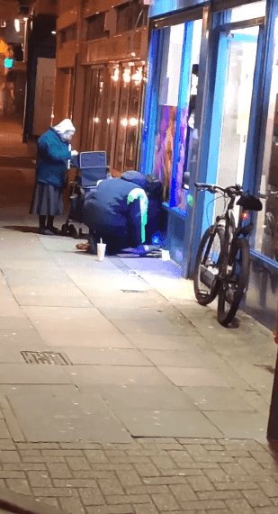 Diana, 72 ans, distribue de la soupe au couple dans la rue. | photo : Facebook/Charlie Franklin Diana, 72 ans, distribue de la soupe au couple dans la rue. | photo : Facebook/Charlie Franklin