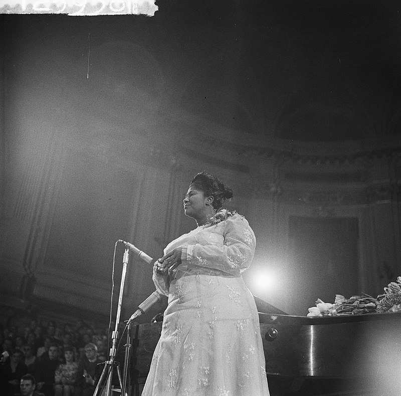 Portrait of Mahalia Jackson during a musical perfomance | Photo By Dave Brinkman / Anefo - CC0, Wikimedia Commons