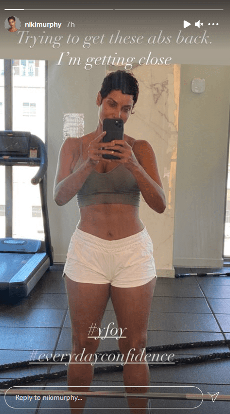 Nicole Murphy shares a mirror selfie showing off her abs. | Photo: Instagram/Nikimurphy